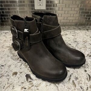 NWT Sorel Joan of Artic Wedge II Buckle Gray Leather Boots - Size 7.5